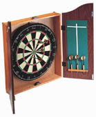 Dartspiel im Holzschrank